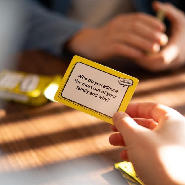 Detalle 2 de Really Good Conversations UK Made Conversation Cards Game – Original Conversation Starters for Families and Friends