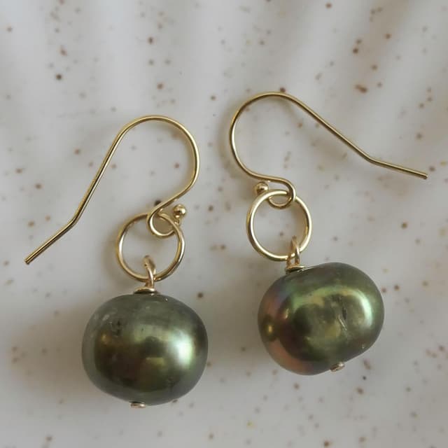 Detalle de Olivgrüne Süßwasser-Zuchtperlen Gold Filled Tropfen Ohrringe – handgefertigte Geschenkidee