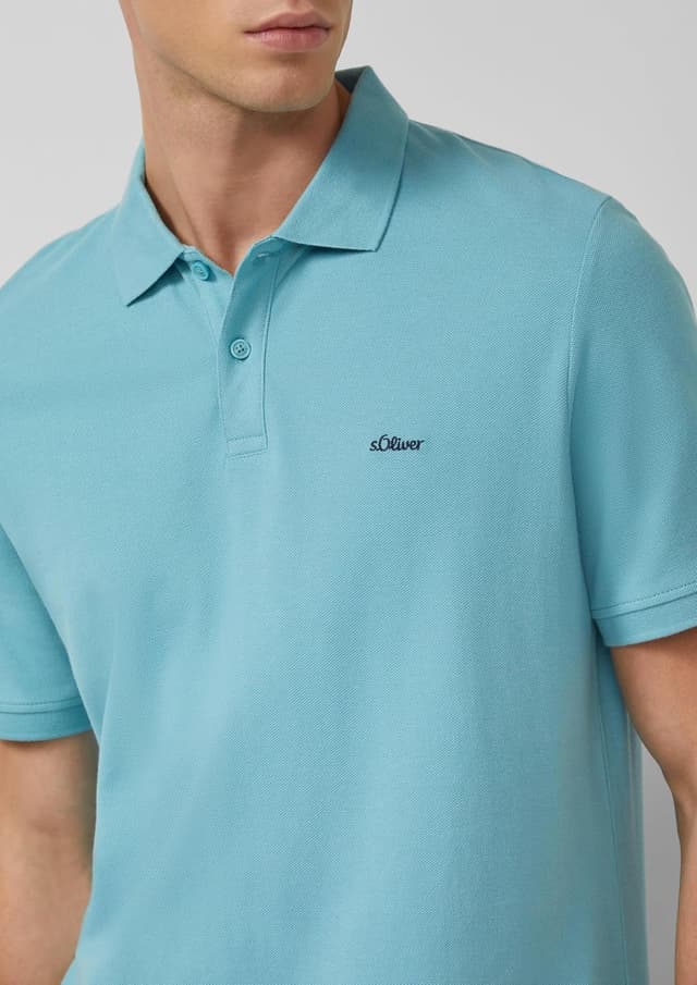 Detalle de s.Oliver Poloshirt mit kleinem Label-Print – reguläre Passform in Piqué-Baumwolle