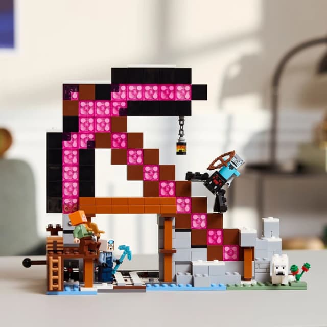 Detalle de LEGO Minecraft Die Spitzhackenmine 21277 – Minenschacht mit Schienen und Action-Elementen