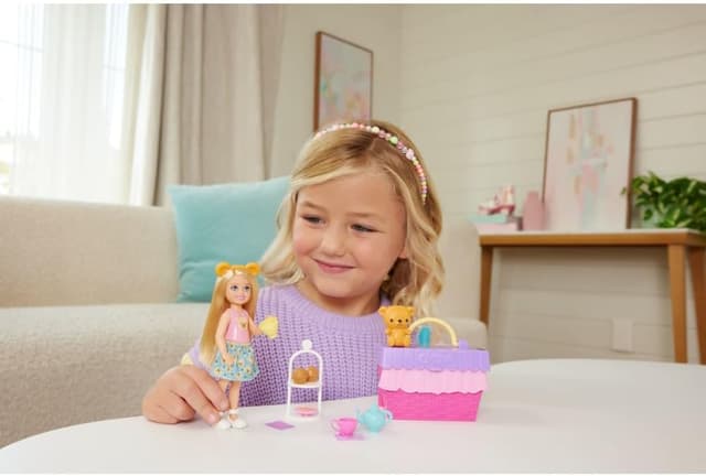Detalle de Barbie Chelsea Tea Party (JJB40) – set con mini bambola Chelsea bionda e 10 accessori, cesta da picnic trasformabile in tavolo