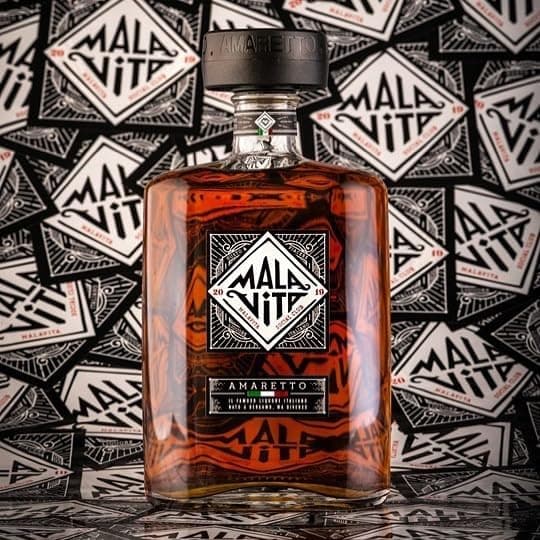 Detalle 2 de Malavita Licor Amaretto 700 ml 🍹