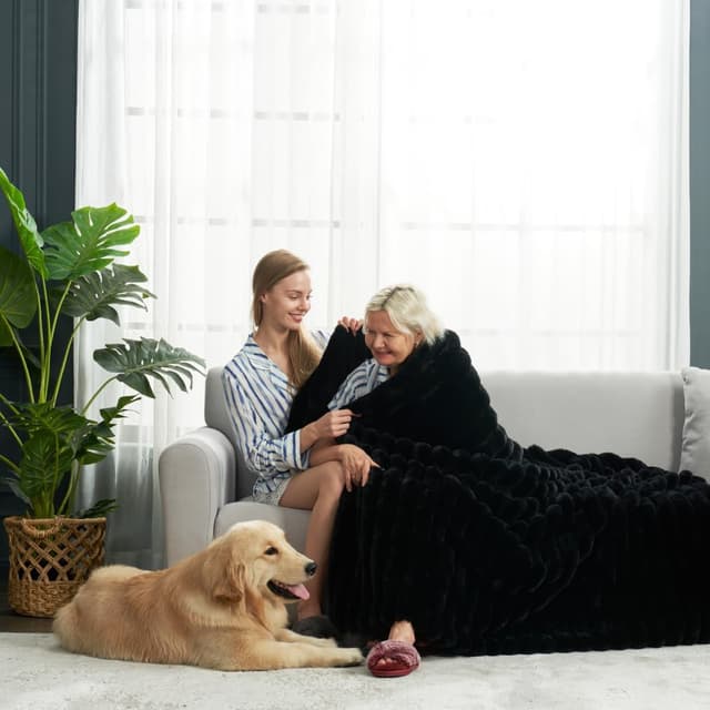 Thumbnail 5 de Cozy Bliss Faux Fur Throw Blanket 50 x 60 Inches ๐