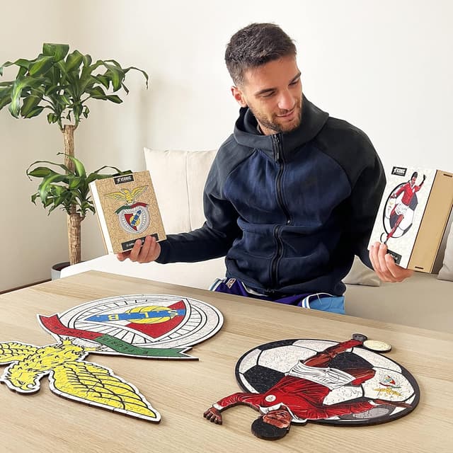 Detalle 2 de Iconic Puzzles – Benfica & Eusebio, puzzle en bois sous licence officielle (270 pièces, taille M)