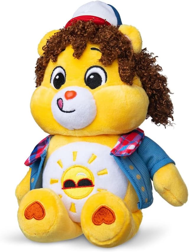 Detalle 2 de Basic Fun Care Bears x Stranger Things Funshine Bear as Dustin 22 cm plush (Limited Edition)