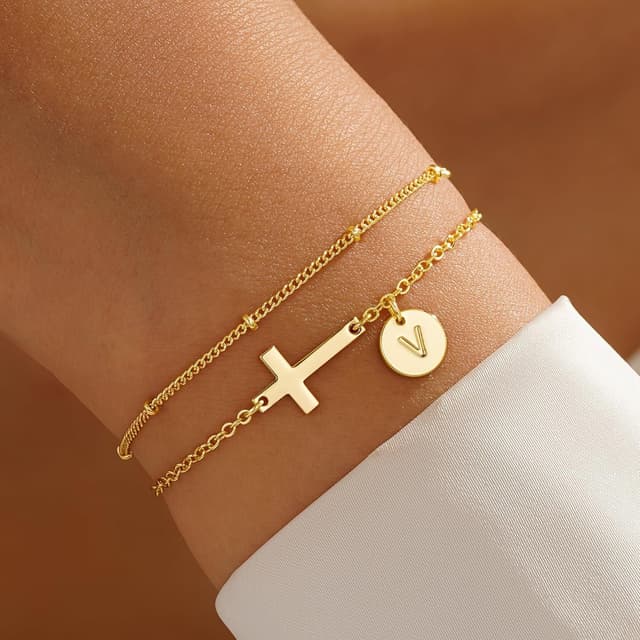 Detalle de Bracelet TINGN pour femme en plaqué or 14 carats avec croix et monogrammes – personnalisable