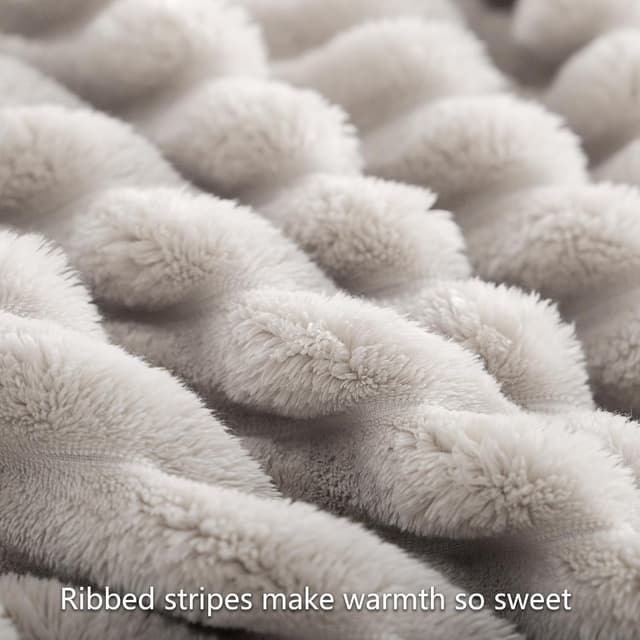 Detalle de RUIKASI double fluffy fleece throw blanket for sofa (150x200cm) – beige ribbed sofa & bed throw