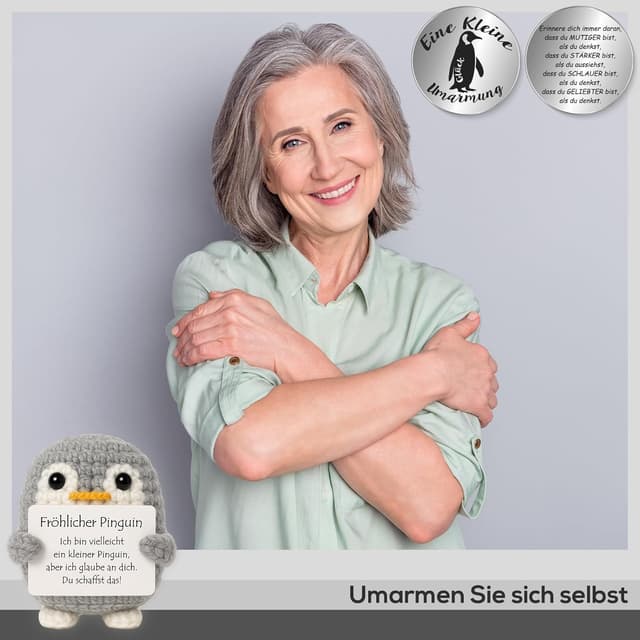 Detalle 2 de Tixlux Pocket Hug Fröhlicher Pinguin – handgenähte Strick-Dekofigur mit Pinguin-Token (Grau)