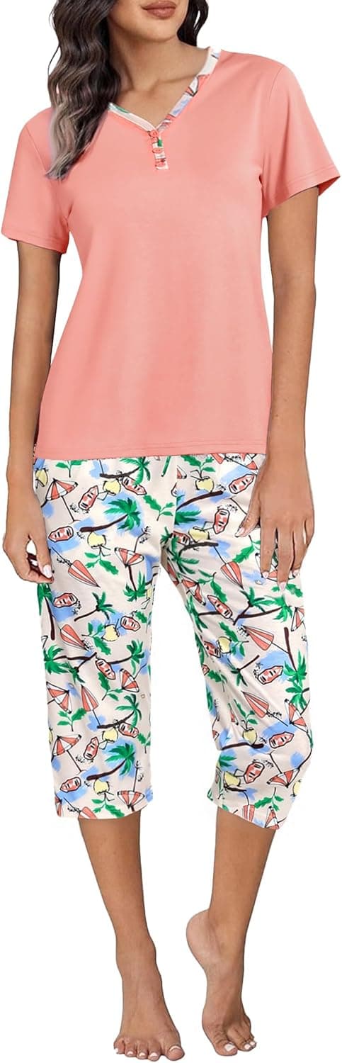 Detalle de Ensemble pyjama femme Uniexcosm : coton imprimé à col V boutonné, manches courtes et 3/4 pantacourt