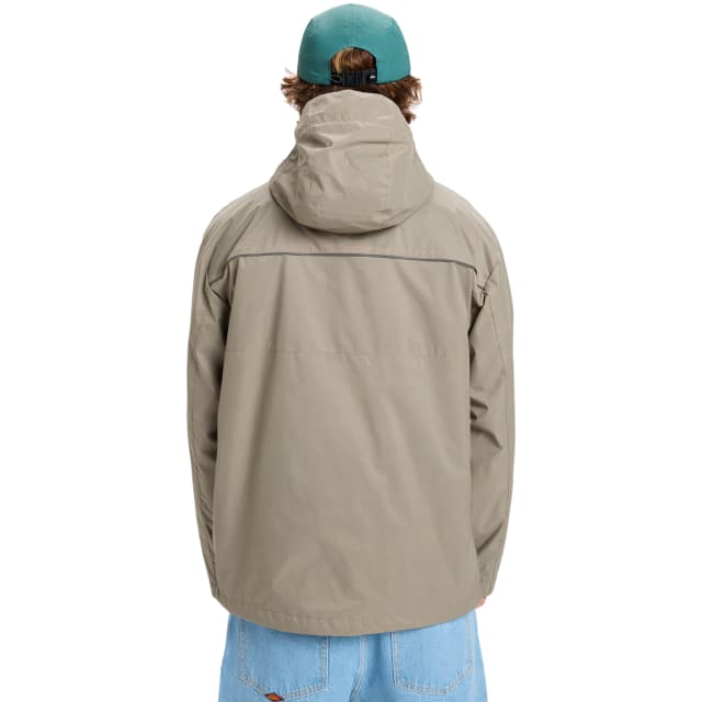 Detalle 2 de Quiksilver Full Rig chaqueta impermeable de hombre, con capucha fija y detalles reflectantes