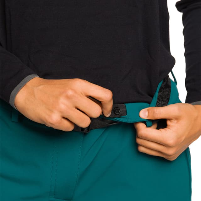 Detalle de Trangoworld Dunai Extreme pantalón largo técnico de mujer con repelencia al agua