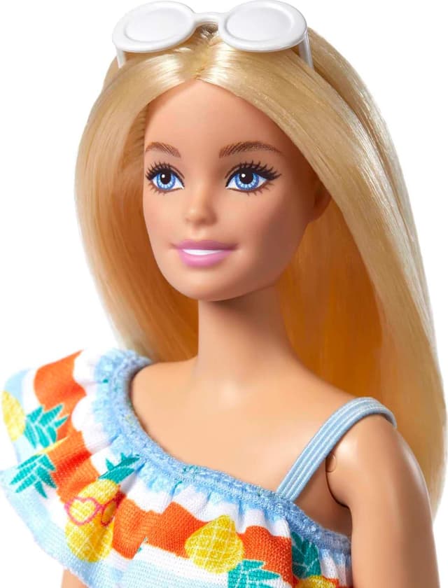 Detalle 2 de Barbie Loves the Ocean HLP92 – Barbie-Puppe mit blondem Haar, Ananas-Kleid & Sonnenbrille