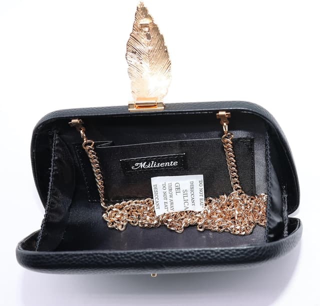 Detalle de Milisente suede clutch bag with metallic clasp closure and gold shoulder chain