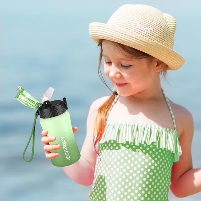 Detalle de GOPPUS 350ml Kids Water Bottle with Straw Lid, Strap and Time Markers (Sage Green Ombre)