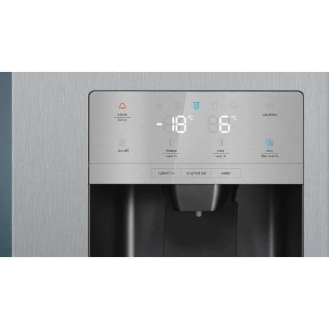 Detalle de Siemens iQ500 KA93GAIDP frigorífico americano No Frost con dispensador de agua y hielo