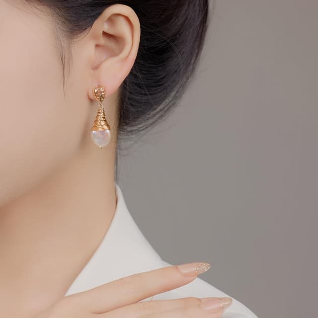 Detalle de JaruJaru Baroque pearl drop earrings