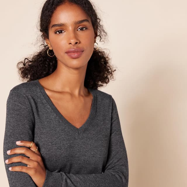 Detalle de Amazon Essentials Femme pull léger à manches longues col en V, coupe classique (grande taille)