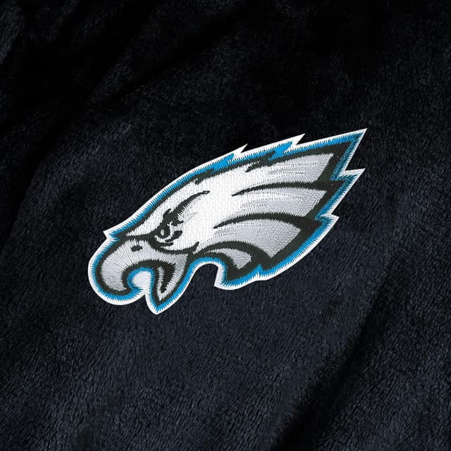 Detalle 2 de Northwest NFL Philadelphia Eagles Adult Unisex Silk Touch Bathrobe (L/XL) — Officially Licensed Loungewear, Black