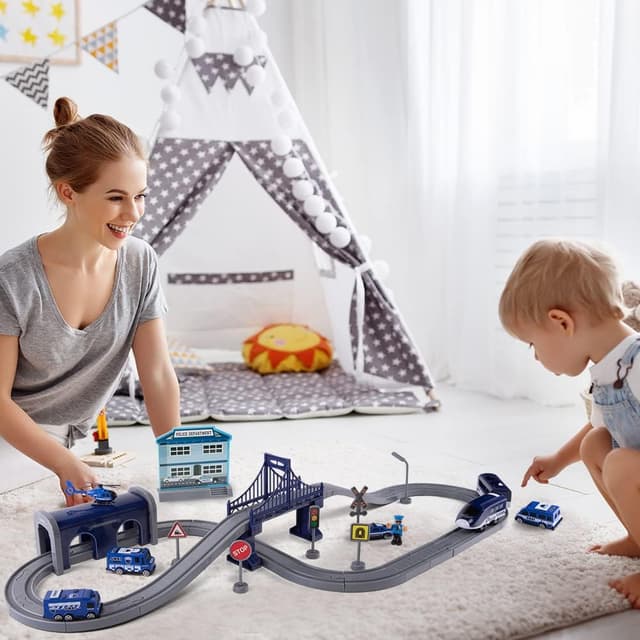 Detalle de XIAPIA Deluxe Electric Train Set (66 pcs) with Magnetic Couplings, Tunnel/Bridge Track & Police Theme