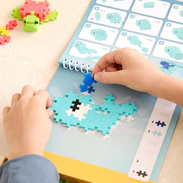 Detalle 2 de Plus Plus Travel Toys Building Blocks Puzzle Play Activity Pad (125 pieces, ocean theme) for ages 5+