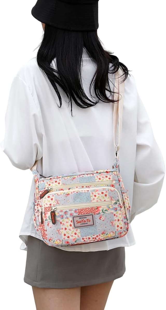 Detalle de FAVORTALK women’s nylon crossbody bag (20 x 17 x 10 cm) with adjustable wide strap