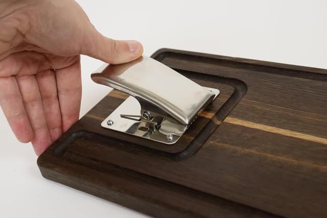 Detalle 2 de B4K® Filetierbrett aus Eichenholz 570×200×20 cm mit antibakterieller, geölter Oberfläche und Edelstahlklemme