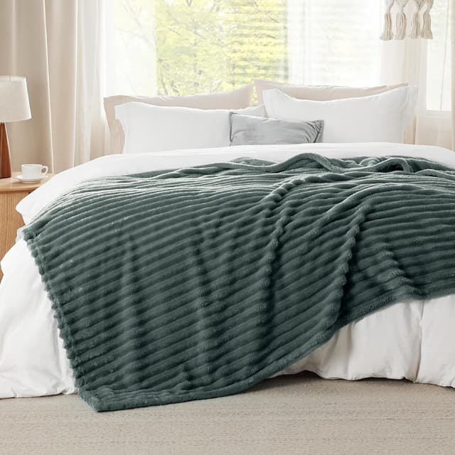 Detalle 2 de BEDSURE Kuscheldecke 220 x 240 cm (dunkelgrün) – Flanell-Fleece Tagesdecke & Wohn-Deck