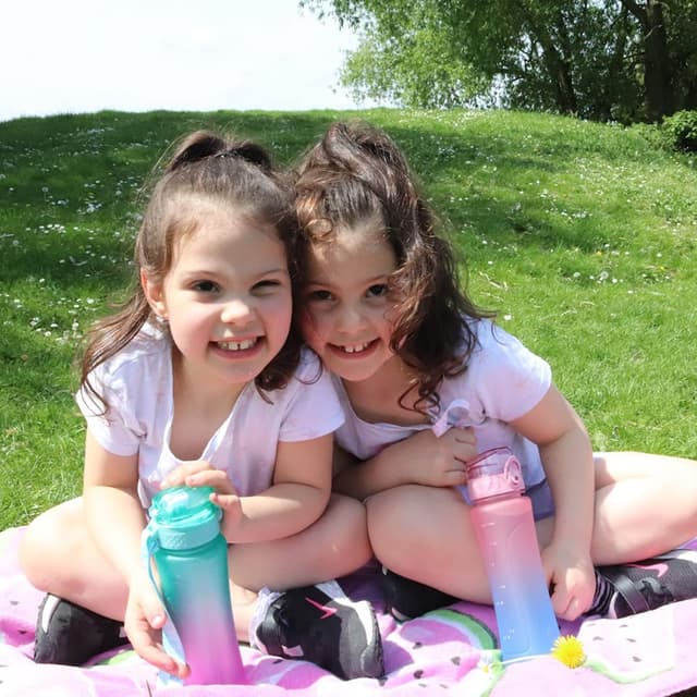 Detalle de Oldley 450ml/15oz kids water bottle with straw lid, time markings and one-touch opening (BPA-free, leakproof)