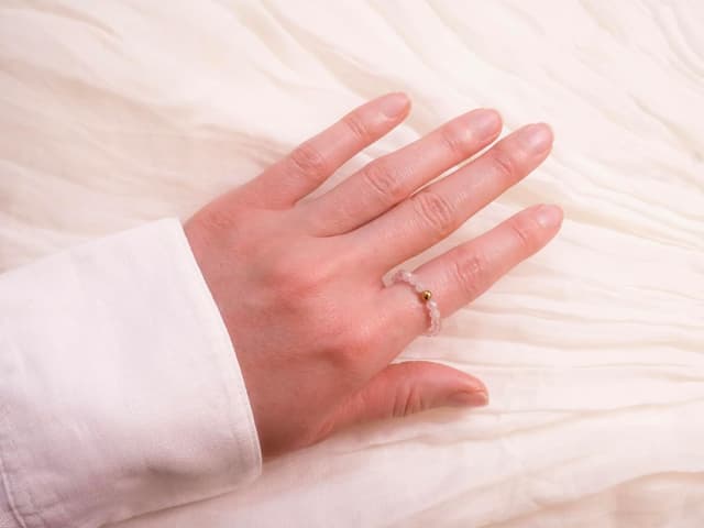 Detalle de BERGERLIN Echter Naturstein Perlen Ring mit Rosenquarz, vergoldeter Perle & Echtheitszertifikat – Unisex Fidget-Ring für Stressabbau