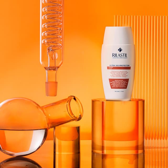 Detalle de Rilastil Fluid 100 – feuchtigkeitsspendende, schützende Emulsion mit ultraleichter Textur (50 ml)