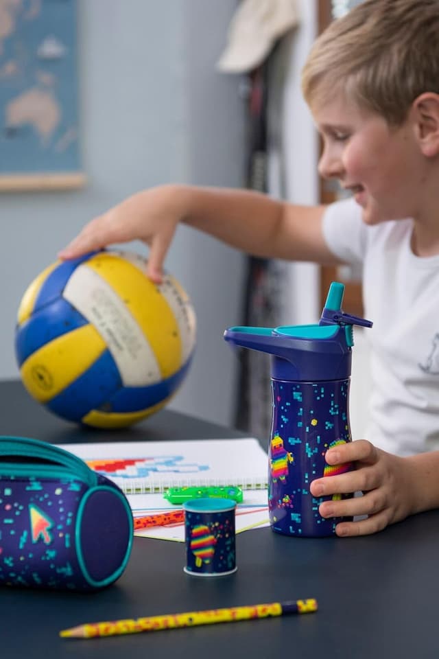 Detalle 2 de Maped Picnik Pixel Party – gourde enfant avec pipette, étanche, ouverture facile, 430 ml