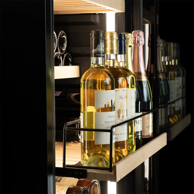 Detalle 2 de La Sommelière Vinoteca para 177 botellas VIP177EDITION con bandejas de madera