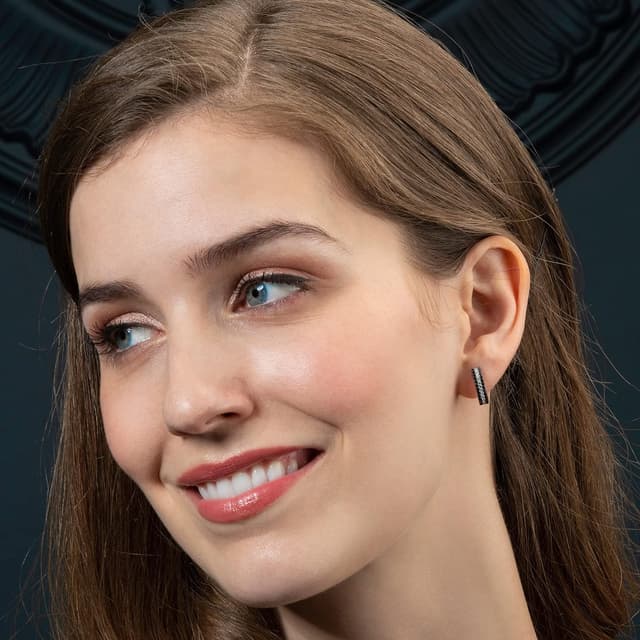 Detalle de Namana orecchini a cerchio in argento 925 con zirconi, chiusura a bisagra e confezione regalo