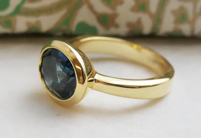 Detalle de Sophia Rose Jewellery Oval London Blautopas 8x10 mm vergoldeter 925-Silberring (US 8, Ø 18,2)