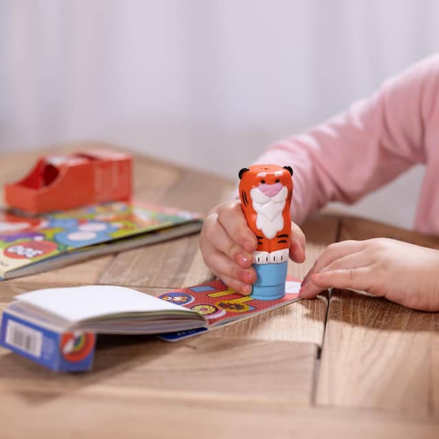 Thumbnail 6 de Melissa & Doug Sticker WOW! Tiger-Paket – 24-seitiger Aktivitätenblock, Aufkleberstempel und 500 Safari-Aufkleber