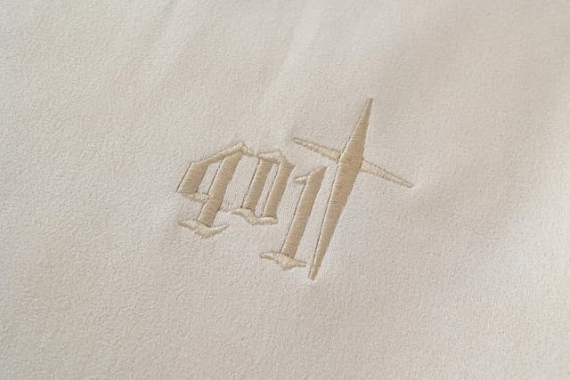 Detalle de GURUNVANI Besticktes Herren-T-Shirt mit Vintage-Grafik aus Wildlederimitat