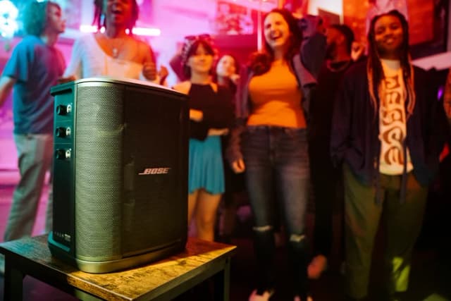 Detalle de Bose S1 Pro Plus Schwarz: mobiler PA-Lautsprecher für Musik, Mikrofon und mehr
