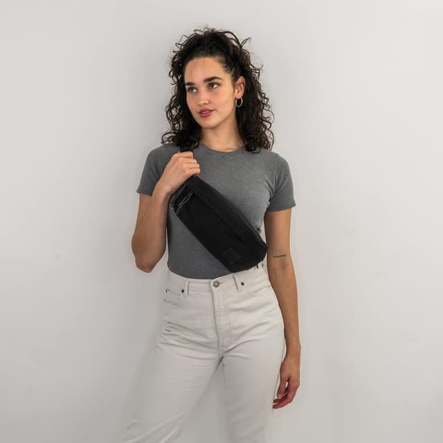 Detalle de JOHNNY URBAN Tom sac banane noir unisexe imperméable (porté taille ou croisé)