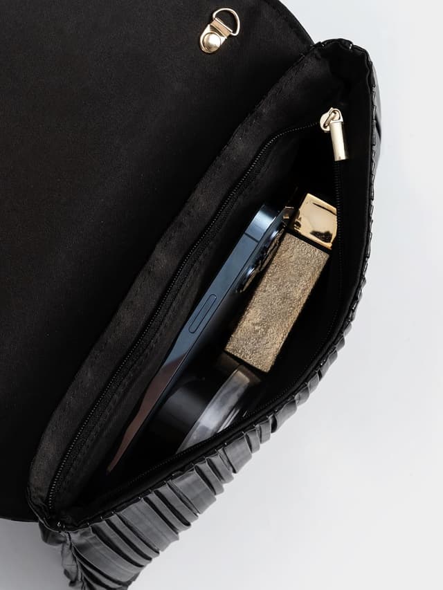 Detalle 1 de BABEYOND Pleated clutch bag, 120 cm chain