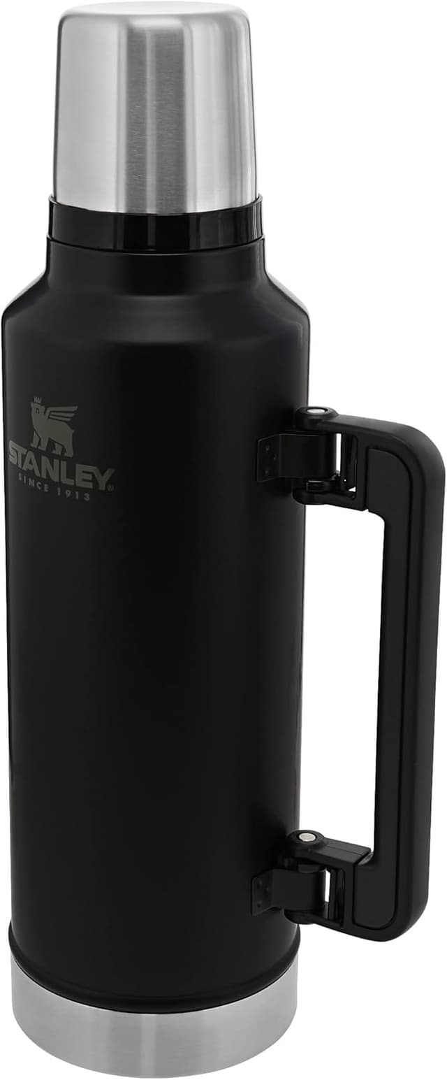 Detalle de Stanley Classic Botella Térmica 1.9L - Mantiene Frío/Calor 45h🖤