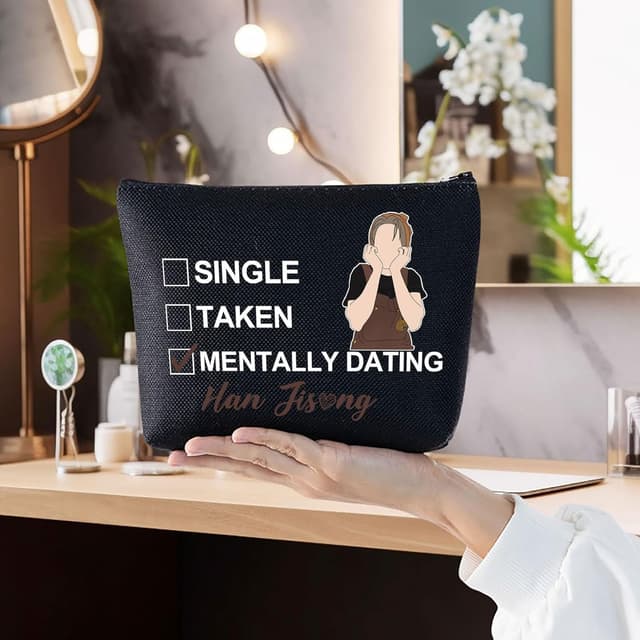 Detalle de MYSOMY SKZ Han Makeup Bag (Quokka Gifts) – waterproof fabric travel cosmetic pouch