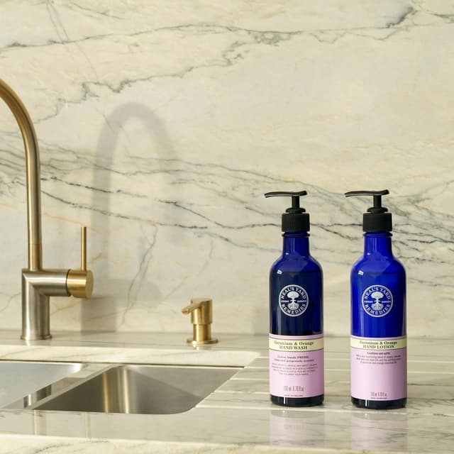 Thumbnail 2 de Neal's Yard Remedies Geranium & Orange Hand Lotion 200 ml