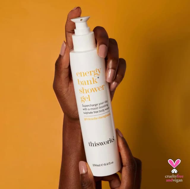 Detalle 2 de This Works Energy Bank Shower Gel (250 ml) – sulphate-free energising body wash