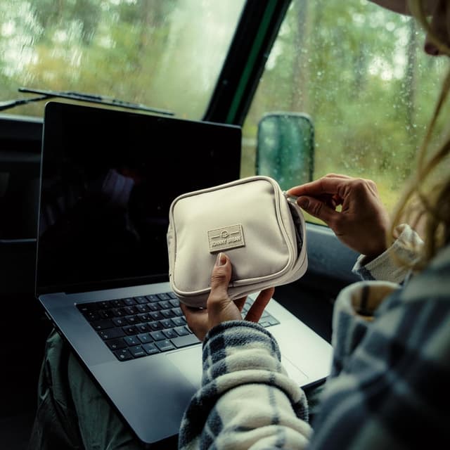 Detalle 2 de Johnny Urban Borsa Organizer per Cavi Ted beige, tech case elegante in materiale riciclato