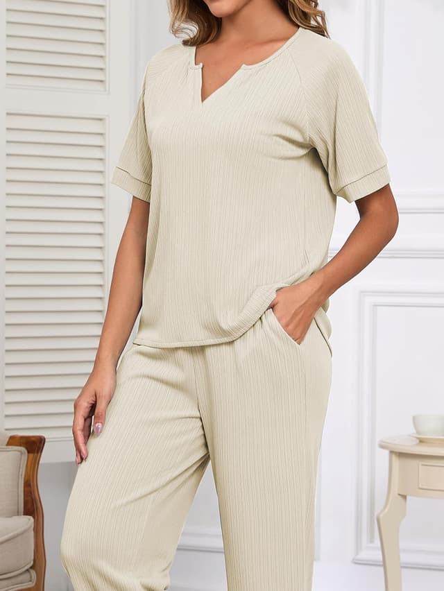 Detalle de Famulily women’s lounge wear set: textured stripe V-neck top and wide-leg trousers with pockets