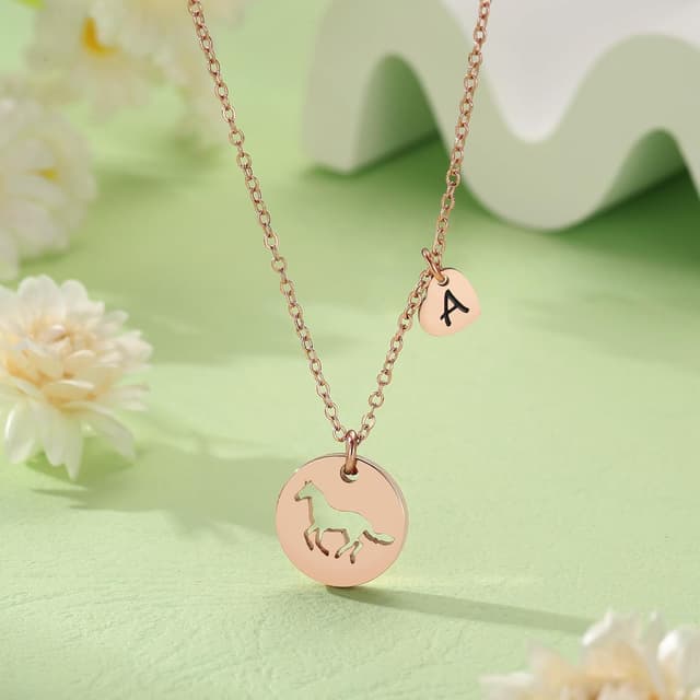 Detalle de TINGN Pferde Mädchen Geschenk Kettenherz mit Buchstaben A–Z aus Edelstahl (16 Zoll)