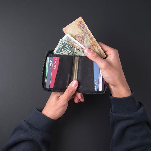Detalle de Lifeventure X-Pac Zipped Bifold Wallet (RFID protected) | Zip closure travel wallet