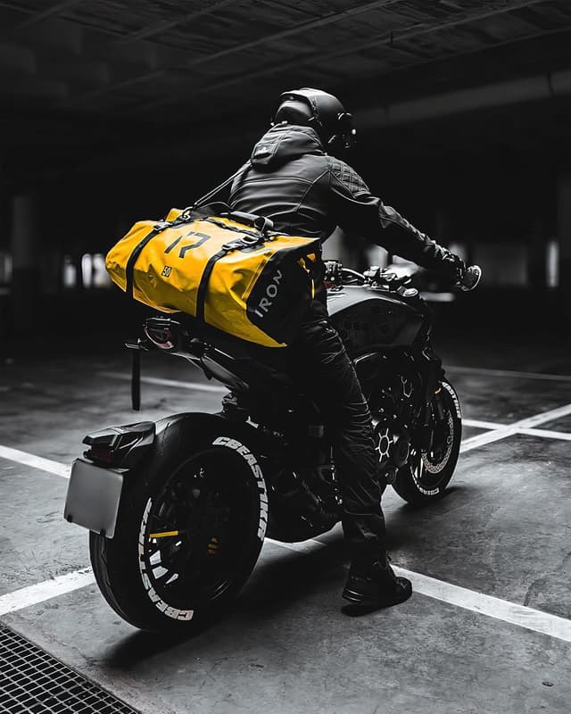 Detalle de BORLENI Motorrad Hecktasche Gepäckrolle 30L mit Rolltop, Reflektoren und MOLLE-System