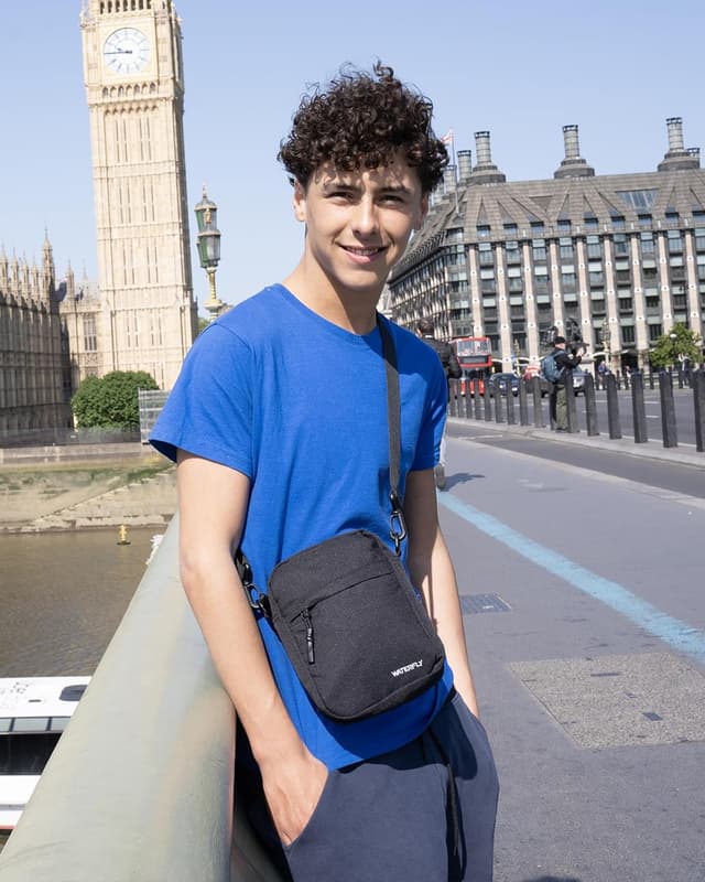 Detalle de Waterfly men’s cross body bag (small messenger/EDC sling) in water-resistant nylon