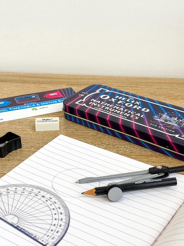 Detalle 2 de Helix Oxford Cyber Eco Maths Set – complete 9-piece school maths equipment (with tin)